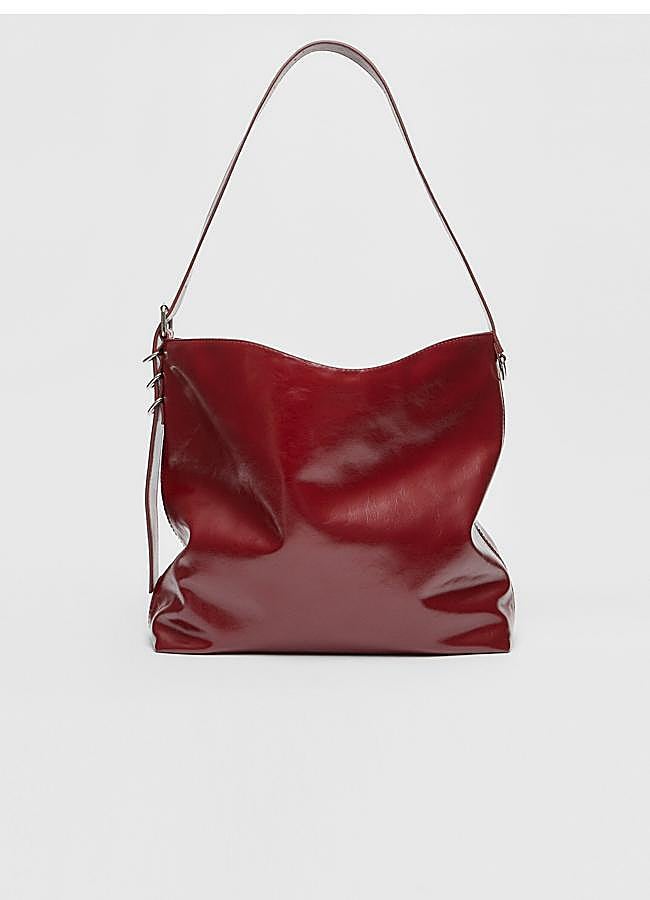Imagen - Bolso bucket en burdeos de Stradivarius.