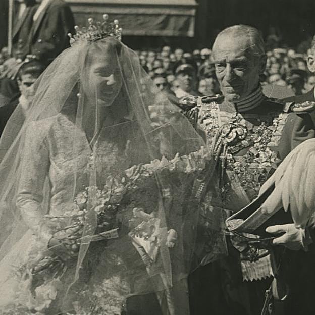 Cayetana Fitz-James Stuart y de Silva en octubre de 1947, día de su boda. A su lado, su padre, el duque de Alba. 