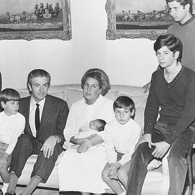 Los duques de Alba, Cayetana Fitz James Stuart y Luis Martínez de Irujo y Artacoz, posaron con todos sus hijos pocos días después del nacimiento de su hija Eugenia, en 1968. 