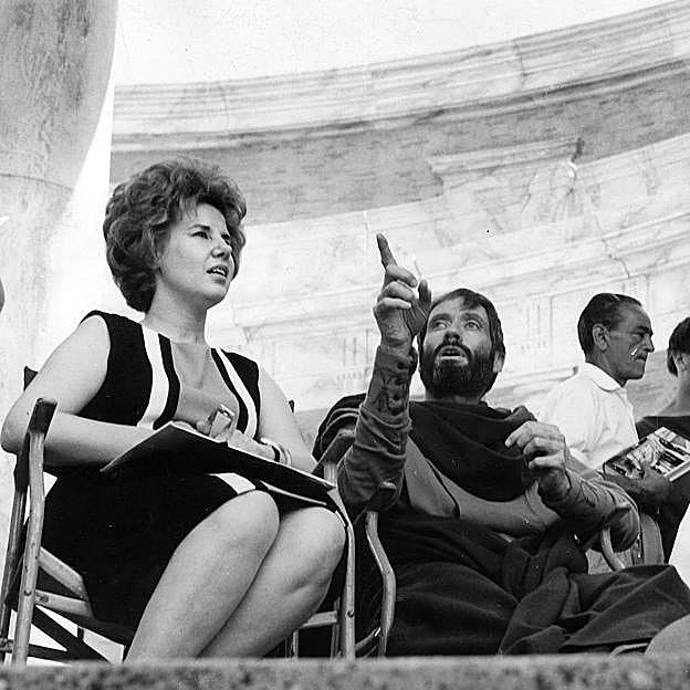 La duquesa de Alba y el actor Mel Ferrer, en el set de rodaje de 'La caída del imperio romano', en julio de 1963. 