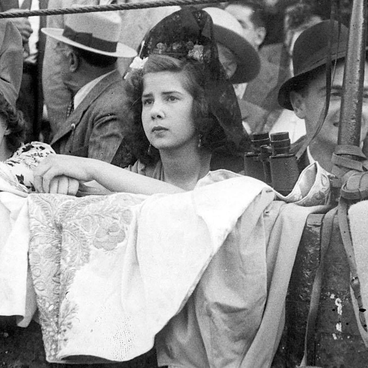 Una joven Cayetana de Alba, en la Maestranza de Sevilla en los años 50. 