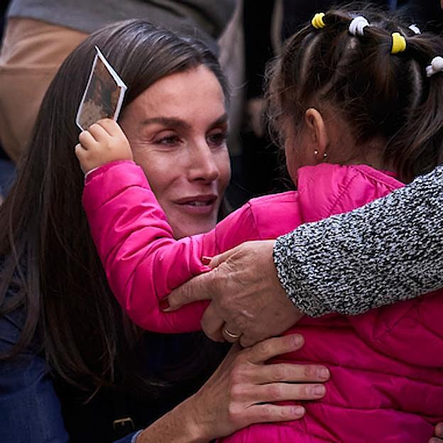 El momento en que Candela le entrega a la reina una estampa de la Virgen del Castillo. 