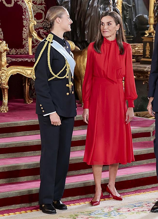 Imagen - La reina Letizia en el Día de la Hispanidad 2024 con un vestido rojo. / GTRES
