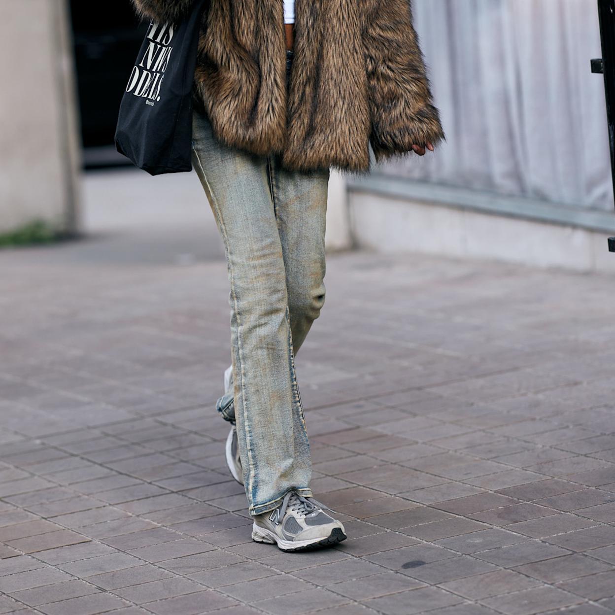 Estas son las zapatillas grises en las que merece la pena invertir en el Black Friday