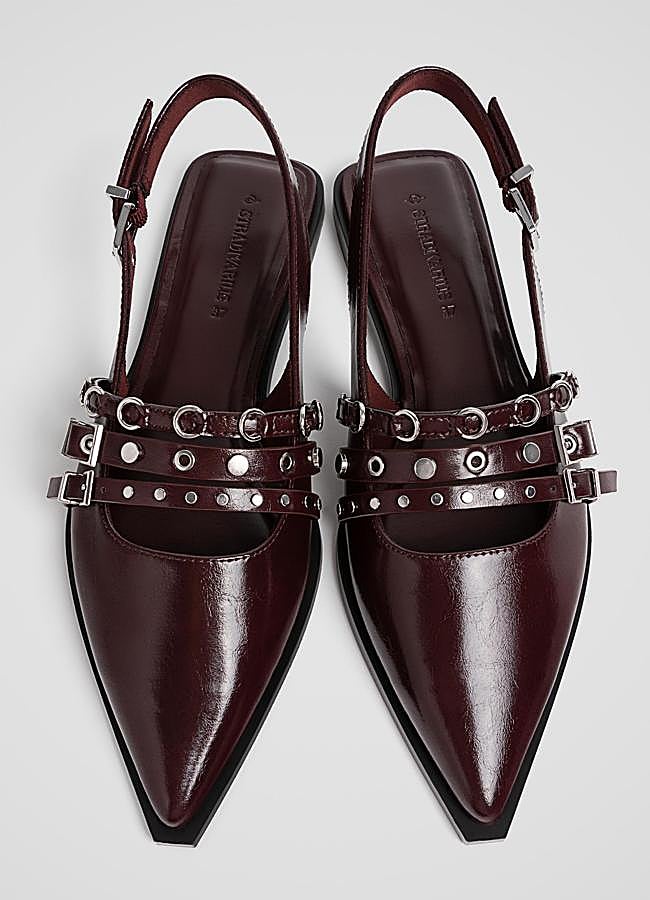 Imagen - Bailarina plana con hebillas en burdeos de Stradivarius.