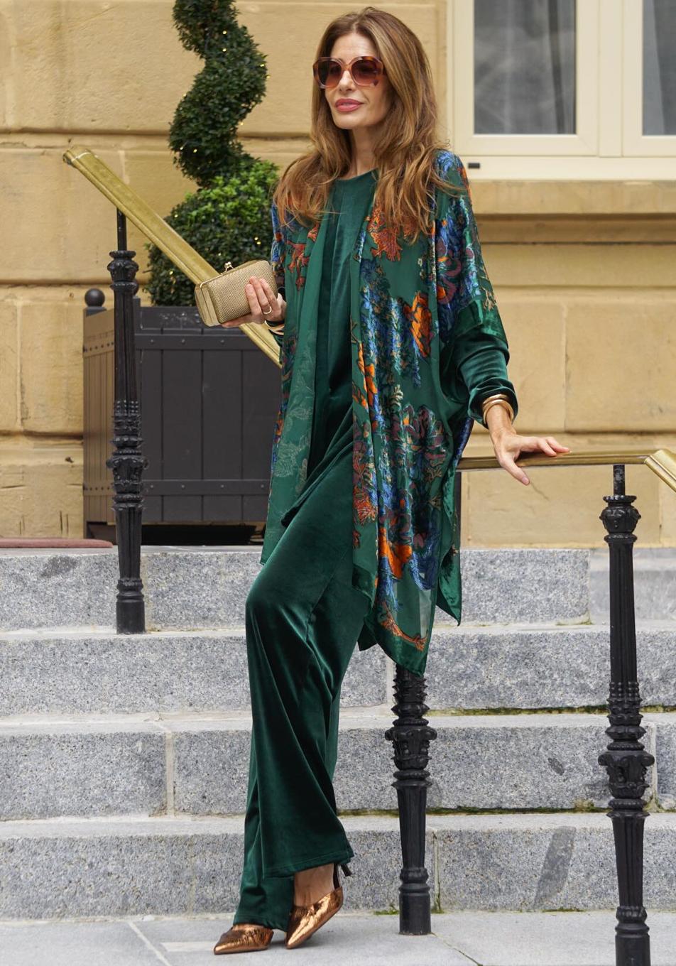 Abrigos de terciopelo, la prenda esencial de las más elegantes para elevar los estilismos de invierno a los 50