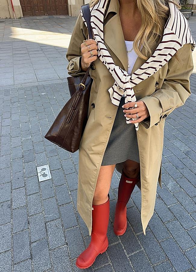 Imagen - Influencer con gabardina y botas de agua rojas/@lisasimppson