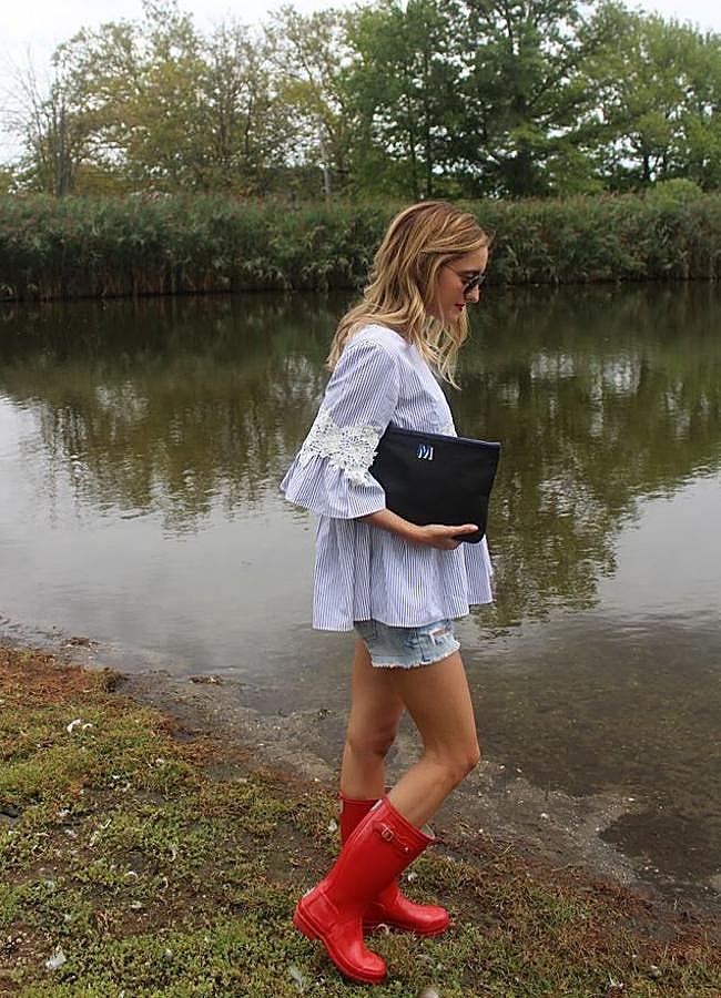 Imagen - Influencer con blusa romántica de rayas y botas de agua rojas/@michellespaige