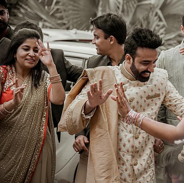 Personas bailando garba. 