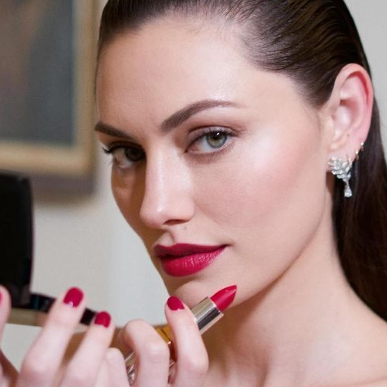 Phoebe Tonkin con labil rojo favorecedor para Navidad