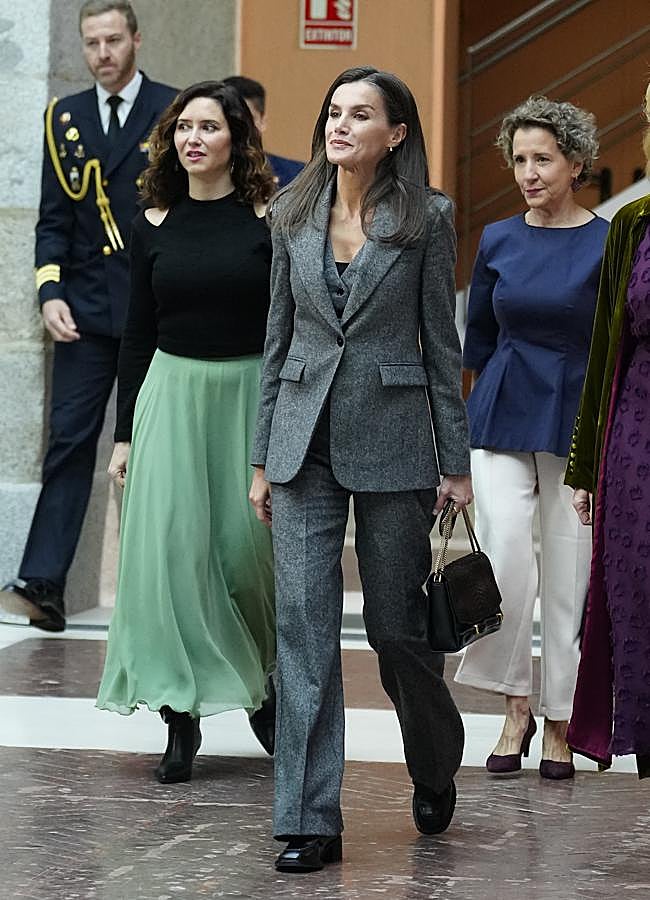 Imagen - La reina Letizia con el traje gris de Mango. Foto: Limited Pictures.