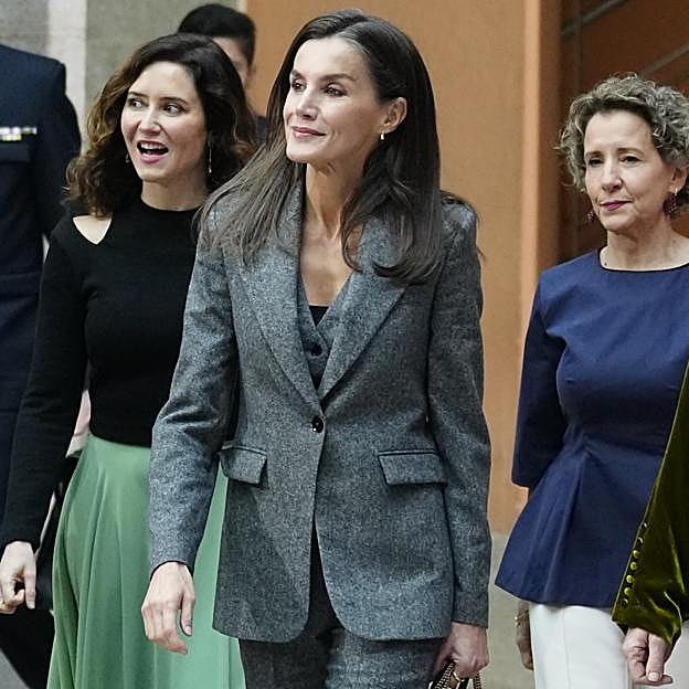 La reina Letizia preside los Premios de la APM con un traje gris con chaleco de Mango perfecto para el invierno