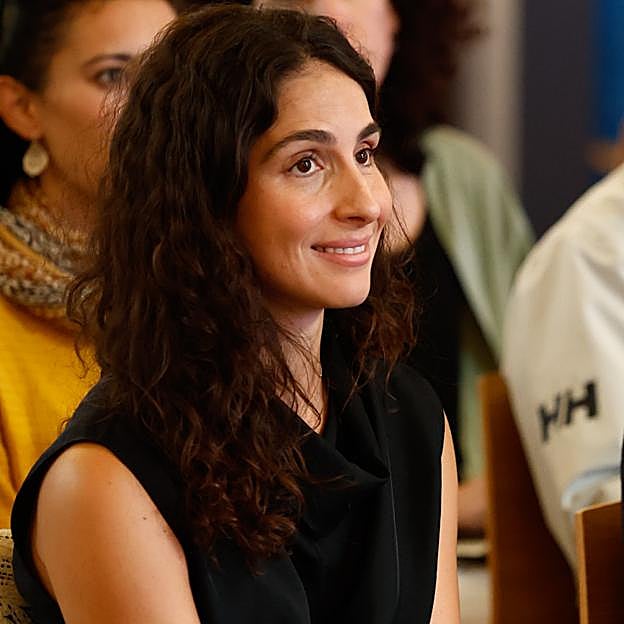 El look clásico y estiloso de Xisca Perelló en la despedida de Rafa Nadal: camisa boho y pantalones que hacen tipazo