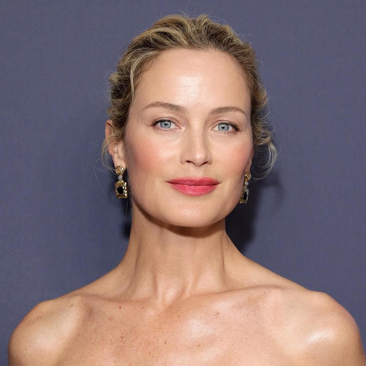 Carolyn Murphy con piel lisa y firme a los 50