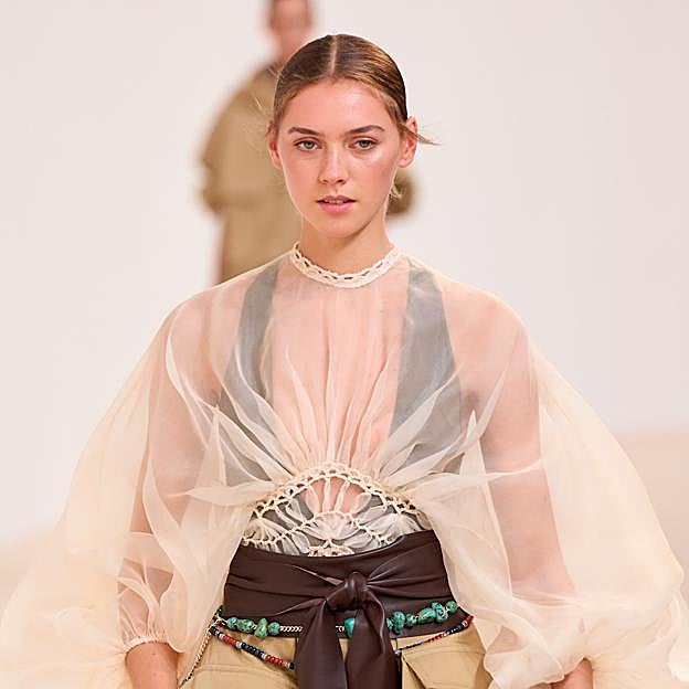 Blusas semitransparentes, el básico que arrasará en tus fiestas de Navidad