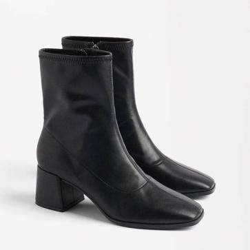 Imagen secundaria 1 - Jersey brillo con hombro asimétrico de manga larga amplia de Sfera (25,99€)/ Botines de mujer con cierre de cremallera en liso de Parfois (35,99€)/ Pantalón fluido de terciopelo con efecto arrugado de Massimo Dutti (79,95€)