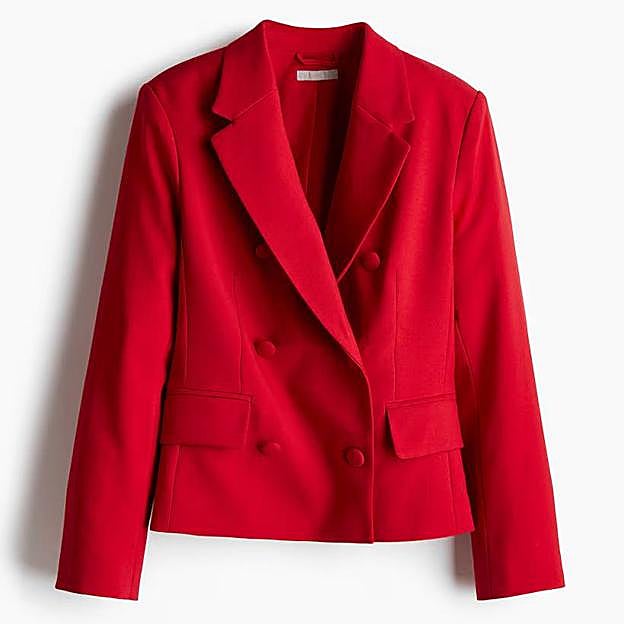 Imagen principal - Americana entallada de H&M (44,95€)/ Top fluido encaje de Mango (17,99€)/ Pantalón sastre recto de H&M (29,99€)