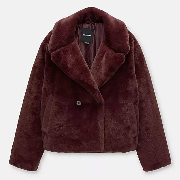 Imagen principal - Chaqueta efecto pelo de Pull&Bear (35,99€)/ Set diademas hojas de Sfera (4,99€)/ Vestido largo sin mangas (35,99€)