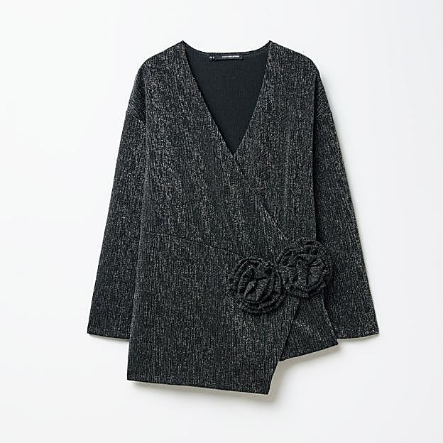 Imagen principal - Cuerpo de manga larga con brillo y escote cruzado de Sfera (23,99€)/ Zapato tacón terciopelo de Mango (39,99€)/ Pantalón recto con brillo de Sfera (25,99€)