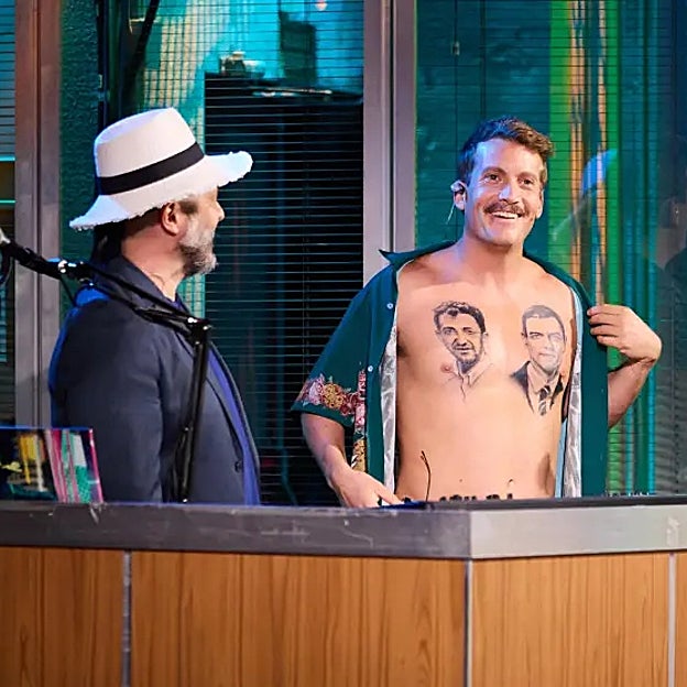 Grison junto a Ricardo Castella luciendo sus tatus en el primer programa de 'La revuelta'. 