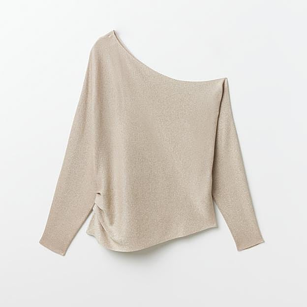 Imagen principal - Jersey brillo con hombro asimétrico de manga larga amplia de Sfera (25,99€)/ Botines de mujer con cierre de cremallera en liso de Parfois (35,99€)/ Pantalón fluido de terciopelo con efecto arrugado de Massimo Dutti (79,95€)