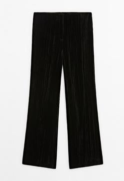 Imagen secundaria 2 - Jersey brillo con hombro asimétrico de manga larga amplia de Sfera (25,99€)/ Botines de mujer con cierre de cremallera en liso de Parfois (35,99€)/ Pantalón fluido de terciopelo con efecto arrugado de Massimo Dutti (79,95€)