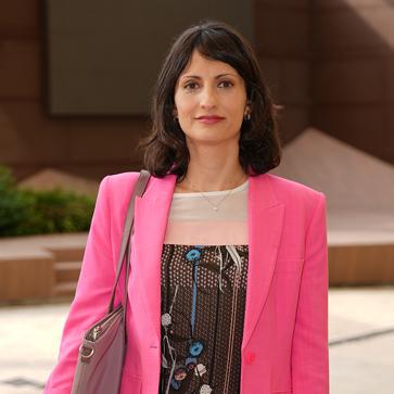 Imagen secundaria 1 - Ana Fernández Aberturas, directora de Almacenamiento y Servicios de Datos en Hewlett Packard para América Latina y Sur de Europa; Emanuela Spagnolo, ginecóloga y cirujana robótica (especializada en el robot Da Vinci) en el Hospital Universitario La Paz de Madrid; y Belén Bernardos, Distinguished Solution Engineer en Salesforce.