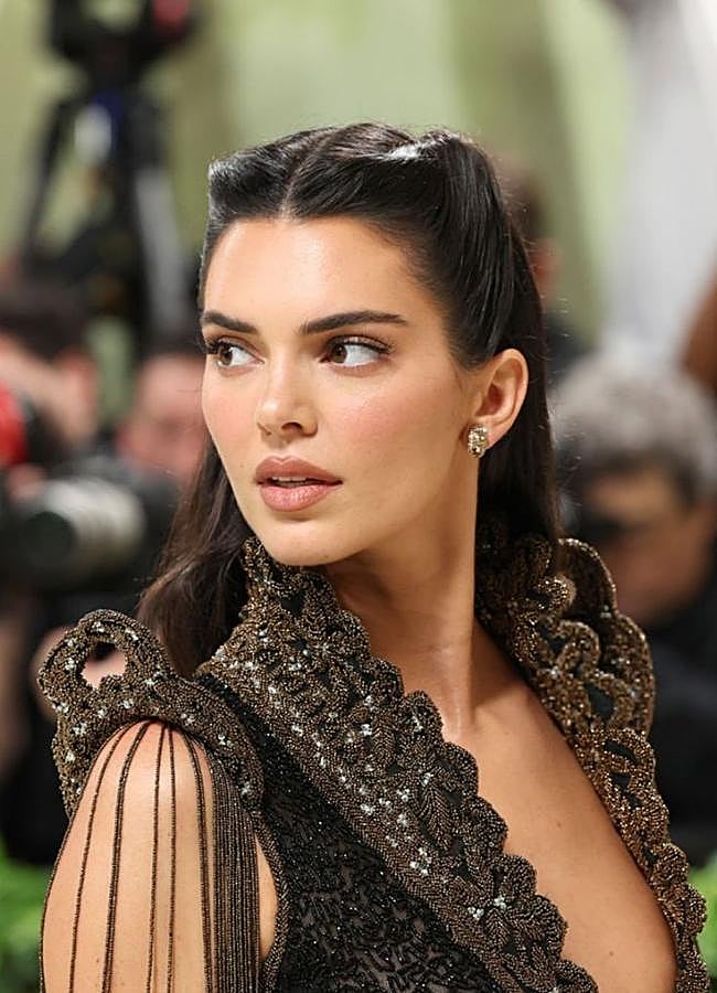 Imagen - Kendall Jenner con semirecogido con twist en el pelo/@_kendalluppdates