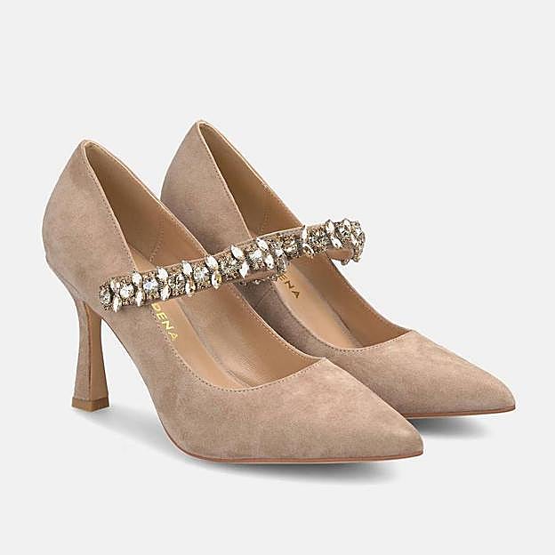 Imagen principal - Zapatos de salón de mujer de piel con pulsera de pedrería de Alma en Pena (120€)/ Pendientes Chroma de Swarovski (83€)/ Vestido midi de terciopelo de Zara (29,95€)