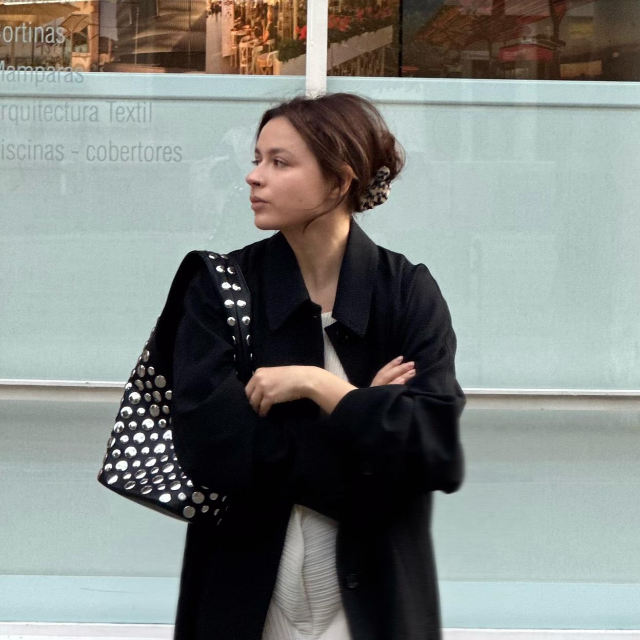 Así qued el bolso negro con tachuelas.