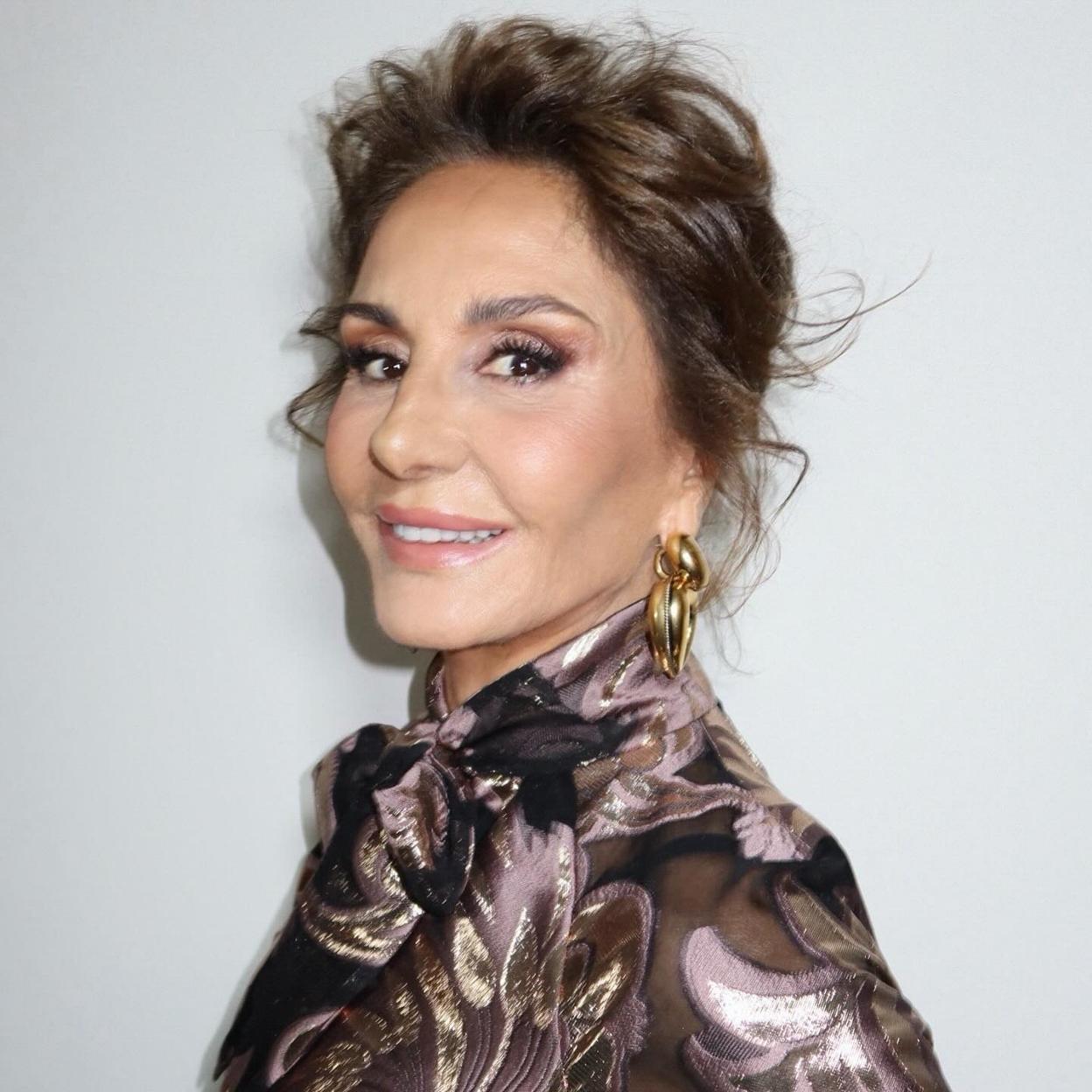 Naty Abascal con un vestido con lazada en el cuello.