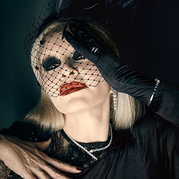 Vestido de Little Joe Couture, tocados de Mimoki. Pulsera, gargantilla y anillo de la colección Serpenti Viper de Bulgario.