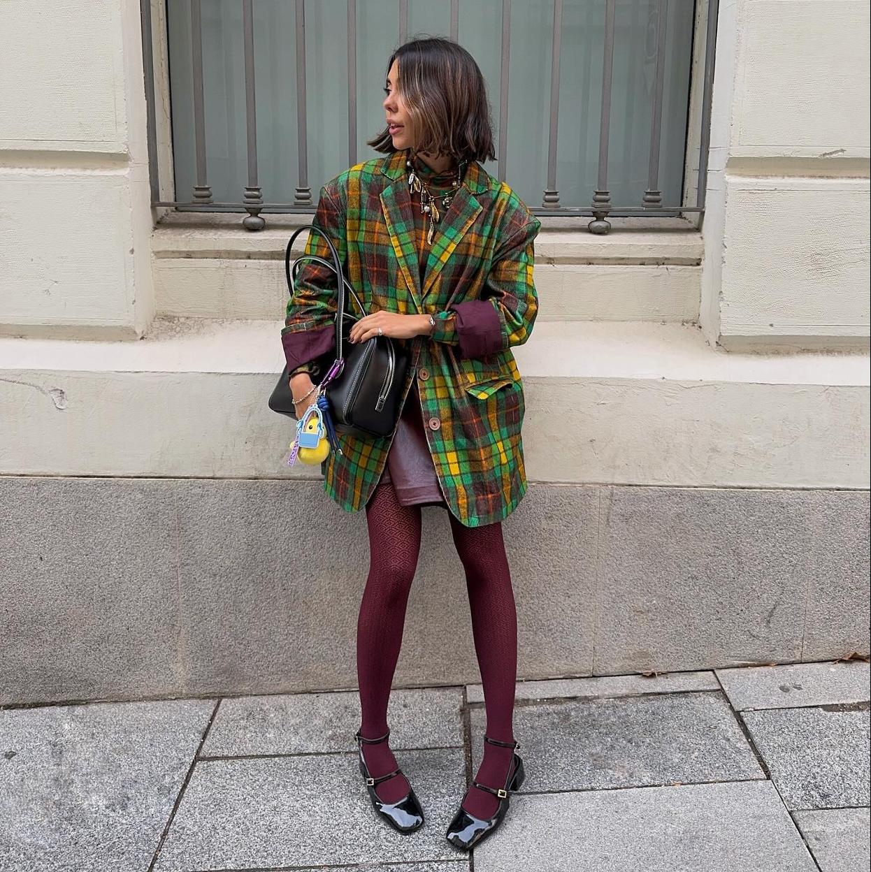 La influencer Lucía Avedano con medias y merceditas burdeos.