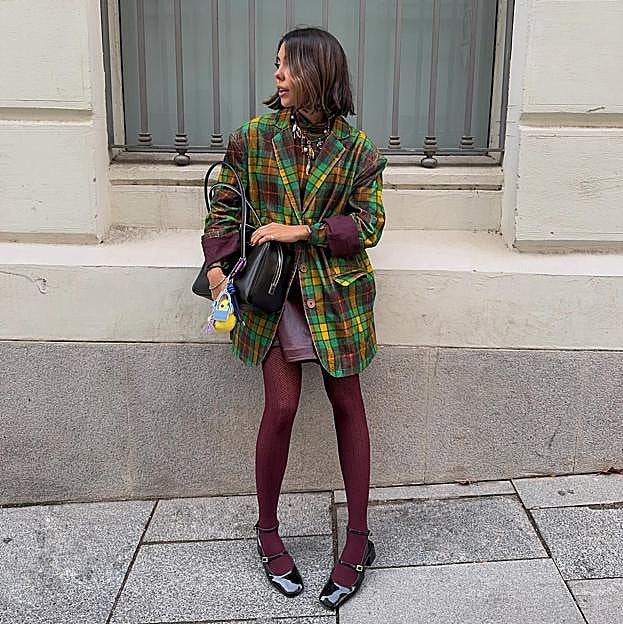 Medias burdeos con merceditas, la combinación favorita del invierno: así es como puedes unirte a ella