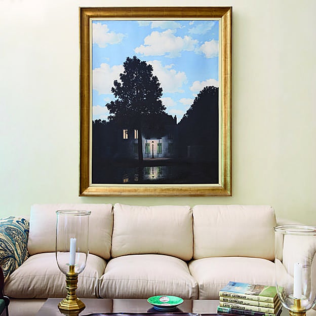 Rincón de la casa de Mica Ertegun en Nueva York con El imperio de la luz de Magritte. / 