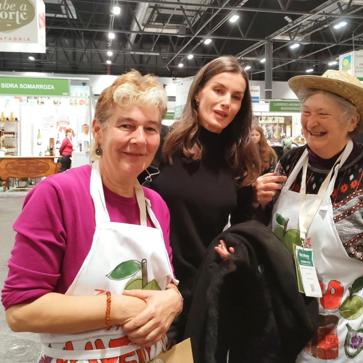 Imagen secundaria 1 - La reina Letizia con las activistas del Mar Menor, con los productores del Mercado Social de la Rioja y con la fundadora de Ticsilver.