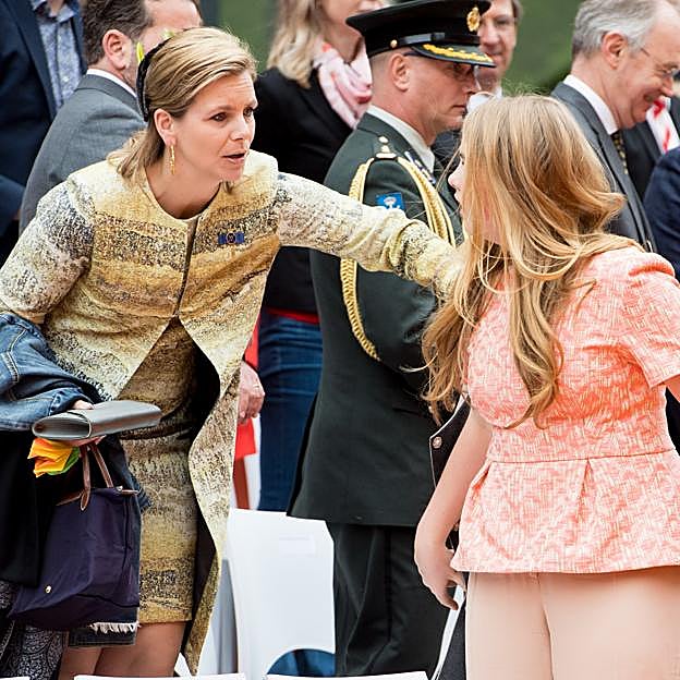 Eveline van den Bent, ex niñera, confidente y aliada de la princesa Amalia, asistiéndola en un evento en 2018. 