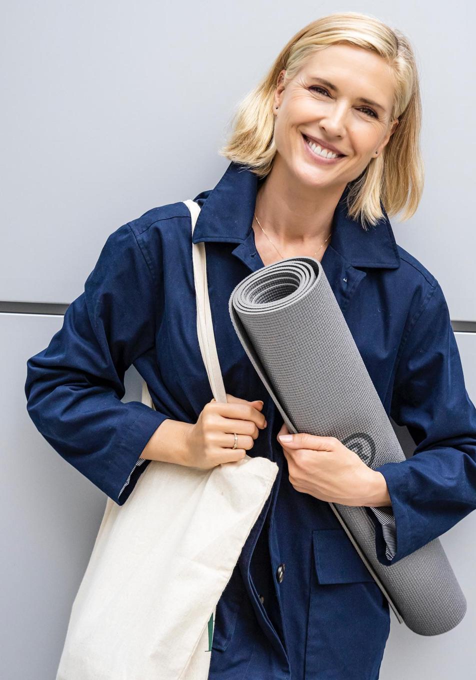 La postura del cocodrilo, yoga perfecto a los 50 años para fortalecer hombros, columna, brazos y pecho