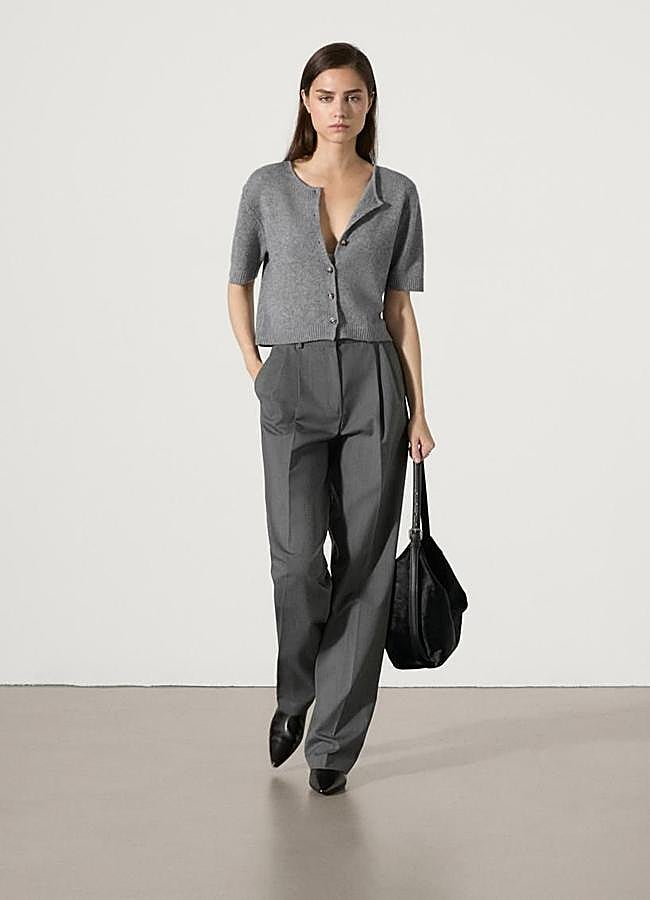 Imagen - Total look gris con cárdigan y pantalones de traje