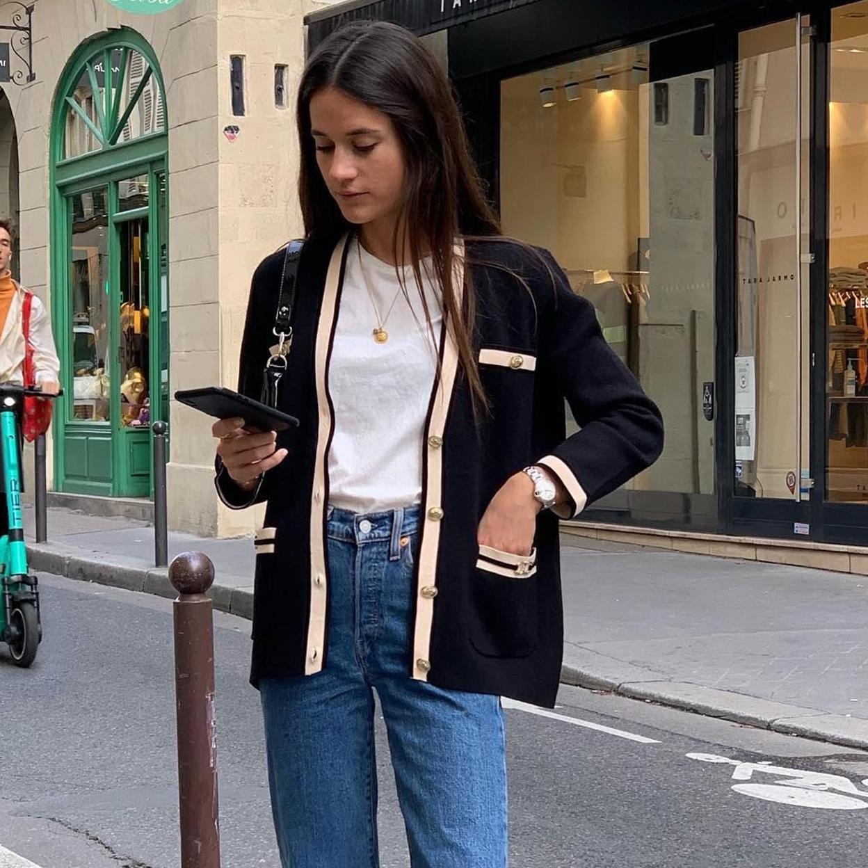 Influencer con cárdigan de punto y vaqueros