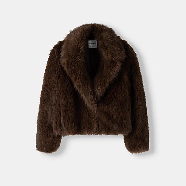 Imagen principal - Cazadora efecto pelo solapa de Bershka (69,99€)/ Chaqueta efecto pelo de H&M (49,99€)/ Abrigo corto efecto pelo de Zara (59,95€)