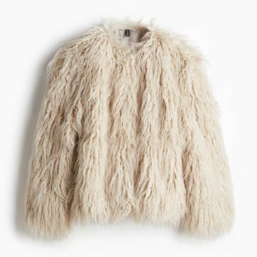 Imagen secundaria 1 - Cazadora efecto pelo solapa de Bershka (69,99€)/ Chaqueta efecto pelo de H&M (49,99€)/ Abrigo corto efecto pelo de Zara (59,95€)