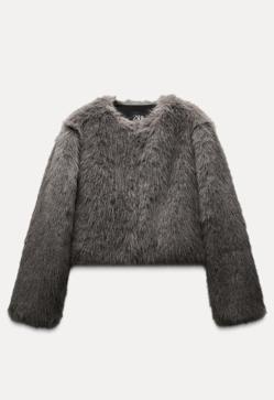 Imagen secundaria 2 - Cazadora efecto pelo solapa de Bershka (69,99€)/ Chaqueta efecto pelo de H&M (49,99€)/ Abrigo corto efecto pelo de Zara (59,95€)
