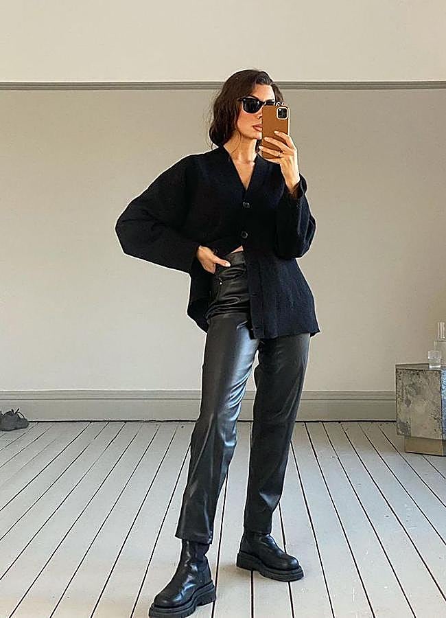 Imagen - Influencer con total look negro con pantalones de piel/@SMYTHSISTERS