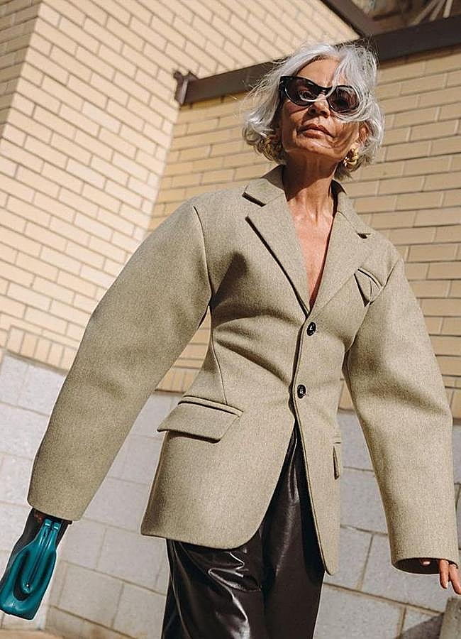 Imagen - Influencer con blazer entallada y pantalones de piel/@GRECEGHANEM