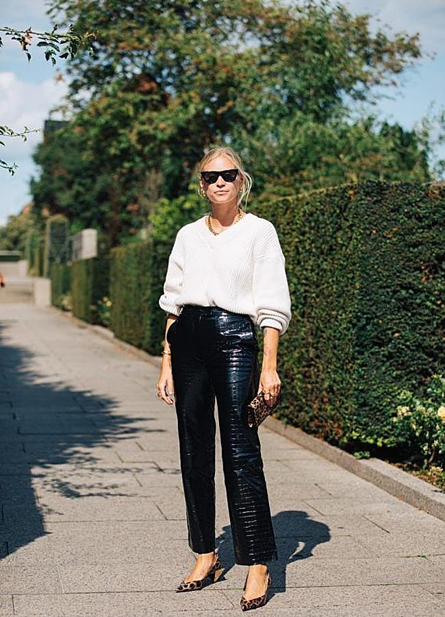 Imagen - Influencer con jersey de pico, pantalones de piel y zapatos animal print/@TINEANDREAA