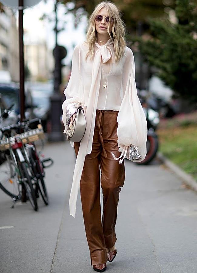 Imagen - Influencer con blusa con lazada y pantalones de piel/@THISISGLAMOROUS