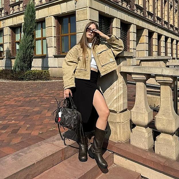 Look con parka y botas biker de Bershka