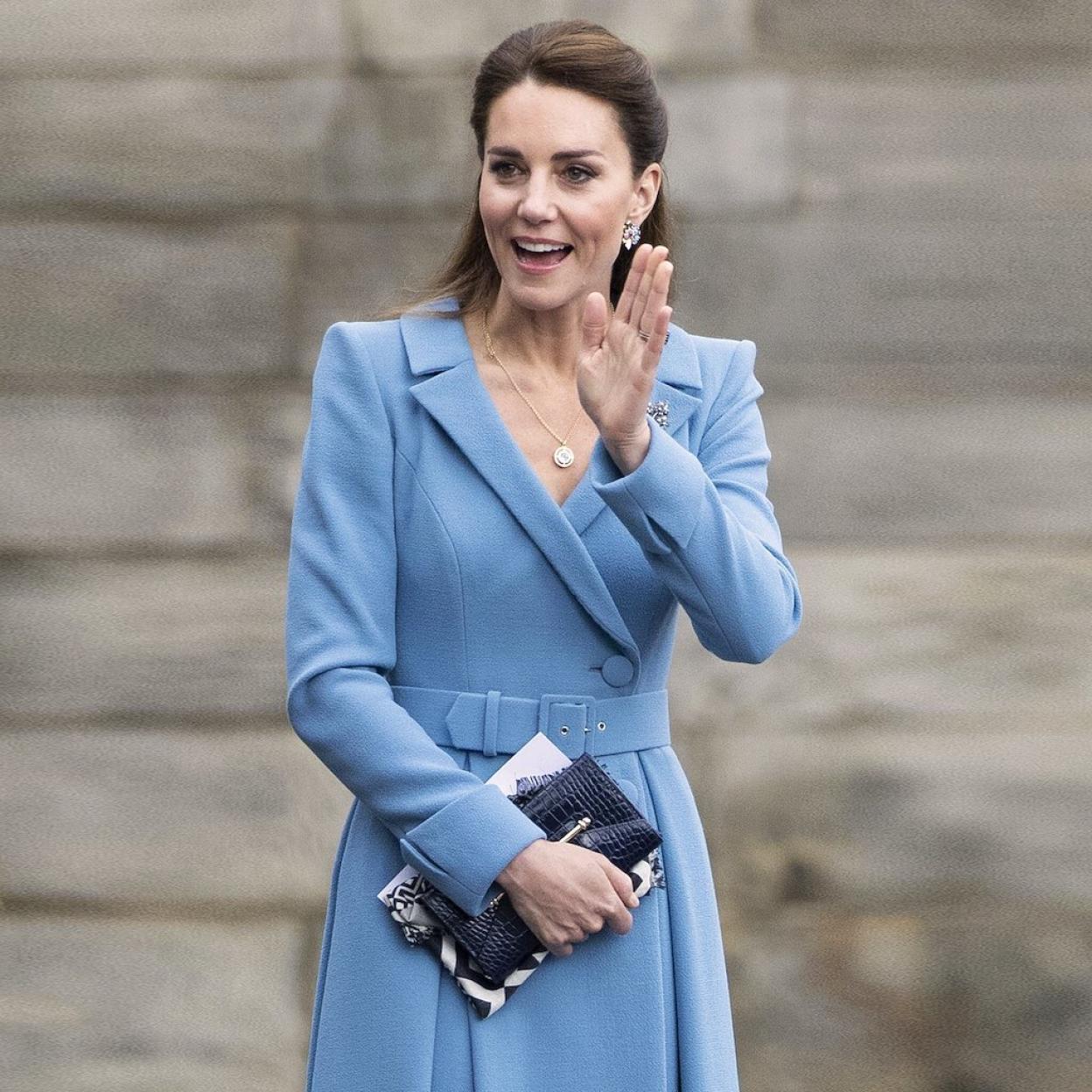 Kate Middleton con bolso de mano de Strathberry.
