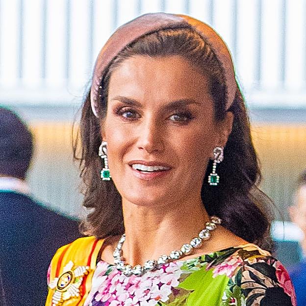 La reina Letizia, con el collar de chatones en la coronación de Naruhito de Japón.